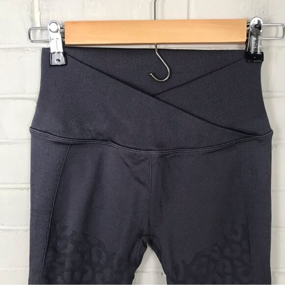 Victoria’s Secret Animal Print Cross Front Leggings Size S - Picture 3 of 10